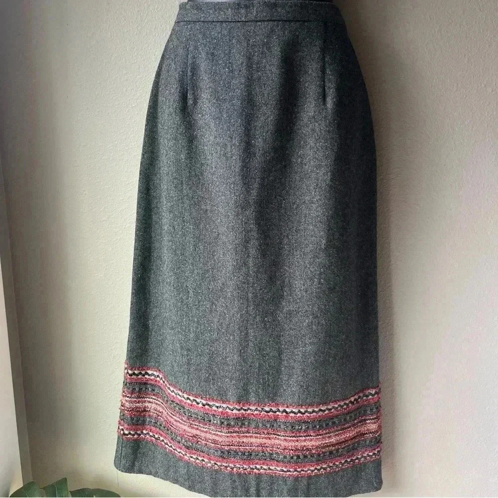 Vintage Sag Harbor 8 Petite Tweed Wool Blend Embroidered Hem Pencil Skirt Gray
